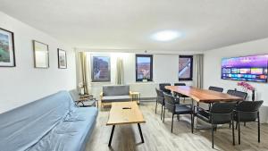 Televisyen dan/atau pusat hiburan di Wohnreich BLB Weiler 4-room apartment