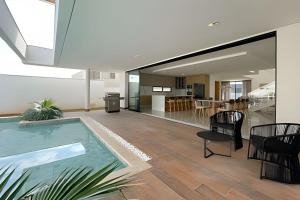 Bazén v ubytování Modernidade e alto padrão em Cotia nebo v jeho okolí + 5 fotografií