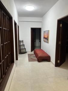 ein Schlafzimmer mit einem Bett in der Mitte eines Zimmers in der Unterkunft #3 Departamento de 2 habitaciones en el centro de Tarija! in Tarija + 1 Foto