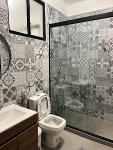 ein Badezimmer mit Dusche, Toilette und Waschbecken in der Unterkunft #3 Departamento de 2 habitaciones en el centro de Tarija! in Tarija