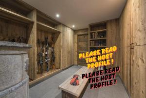 モルジヌにあるLuxury Morzine Chalet & Poolの看板が掲げられたベンチのある部屋