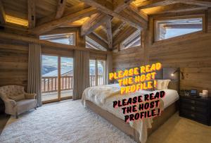 モルジヌにあるLuxury Morzine Chalet & Poolの木製の壁の部屋にあるベッドのある寝室