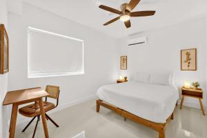 een slaapkamer met een bed en een plafondventilator bij Chic Modern Studio with Queen Bed in Fort Lauderdale +17 foto's