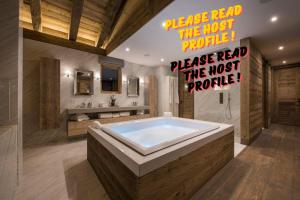モルジヌにあるLuxury Morzine Chalet & Poolの大きなバスルーム(大型バスタブ付)