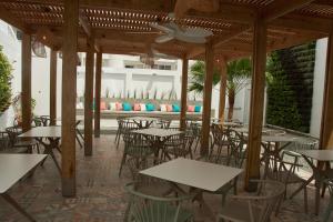 an empty patio with tables and chairs in a restaurant at Zafi Hotel in San Andrés