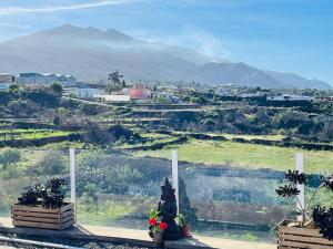 a view of a city and a body of water at Vistas al mar, montaña y volcán in El Paso