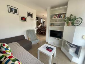 a living room with a couch and a table at Vistas al mar, montaña y volcán in El Paso