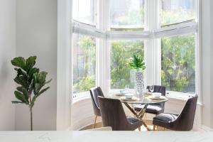 ein Esszimmer mit einem Tisch und Stühlen vor einem Fenster in der Unterkunft Gaslamp Loft Escape Sleeps 7 in Style in San Diego