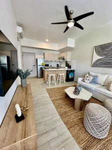 プンタ・カナにあるSwim-Up Paradise, Private Beach Luxury Punta Canaのソファと天井ファンのあるリビングルーム