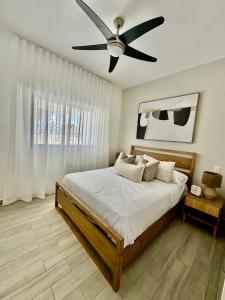 プンタ・カナにあるSwim-Up Paradise, Private Beach Luxury Punta Canaのベッドルーム1室(ベッド1台、シーリングファン付)