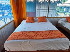 Padre IslaにあるThe Healer's Houseの窓付きの部屋(オレンジの枕付)