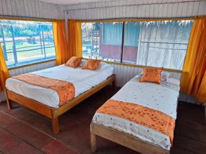 Padre IslaにあるThe Healer's Houseの窓が2つある部屋にベッドが2つある