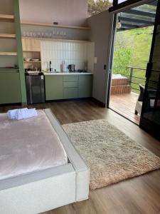 een grote slaapkamer met een bed en een keuken bij Boreal Glamping in Guatapé +2 foto's