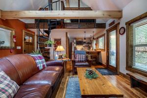 Ruang duduk di Rusty Bridge River Lodge - Hot tub - Fireplace - Firepit +29 gambar