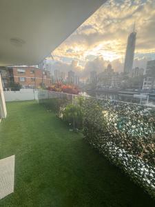 een balkon met groen gras en bloemen op een gebouw bij Surfers Riverside 6 in Gold Coast +1 foto