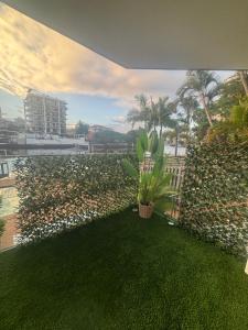 een balkon met groen gras en planten en een hek bij Surfers Riverside 6 in Gold Coast