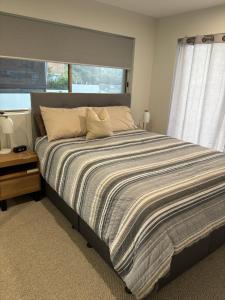 een slaapkamer met een groot bed en een raam bij Surfers Riverside 6 in Gold Coast