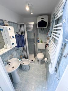 une salle de bain avec un lavabo, des toilettes et une douche dans l'établissement Ca' Luna, à Butera 33 autres photos