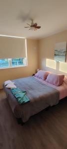 a bedroom with a large bed with a ceiling fan at Depto Completamente Nuevo con 2 Estacionamientos in Chillán