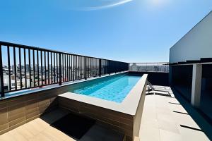 una piscina en la azotea de un edificio en Studio Luxy - A 2 minutos do Center Shopping., en Uberlândia