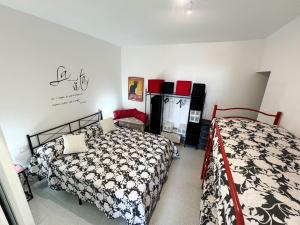 une chambre avec un lit et une cheminée dans l'établissement Ca' Luna, à Butera