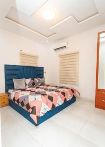 a bedroom with a bed in a white room at Tranquil 5BR Duplex in Lekki in Maiyegun +14 photos