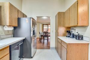 eine Küche mit Edelstahlkühlschrank und Holzschränken in der Unterkunft 10 Mi to Dtwn! Gem Near Parks and Trails in Portland in Hazelwood