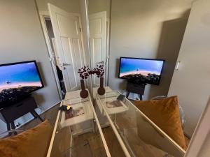 TV a/nebo společenská místnost v ubytování Cosy private room in a shared apartment