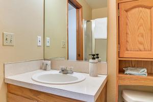 ein Badezimmer mit Waschbecken und Spiegel in der Unterkunft 10 Mi to Dtwn! Gem Near Parks and Trails in Portland in Hazelwood + 19 Fotos