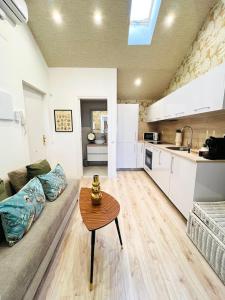 a living room with a couch and a table at Apartamento Preciados in Madrid
