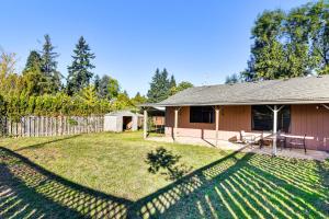 ein Haus mit einem Zaun und einem Hof in der Unterkunft 10 Mi to Dtwn! Gem Near Parks and Trails in Portland in Hazelwood