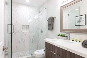un baño con ducha y lavabo en Bright 2BR Loft Sleeps 7 with Full Kitchen and Fast WiFi, en San Diego 17 fotos más