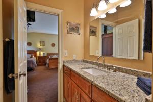 une salle de bain avec un lavabo et un miroir dans l'établissement Big Boulder at Killington - Renovated Home with Hot Tub, Sauna, and Views, à Killington Village 71 autres photos