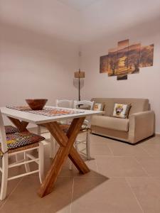 a dining room with a white table and chairs at Villa La Rosa in Chiaramonte Gulfi