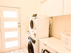 una lavadora y secadora en una cocina blanca en Broad Street, en Wagga Wagga 2 fotos más