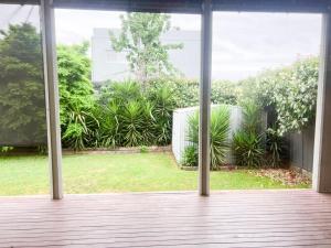 Un porche abierto con vistas a un jardín. en Broad Street, en Wagga Wagga