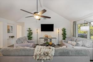 TV a/nebo společenská místnost v ubytování Htown Hot Tub Getaway Swing Set Bbq Yard Games