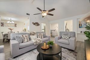 Posezení v ubytování Htown Hot Tub Getaway Swing Set Bbq Yard Games