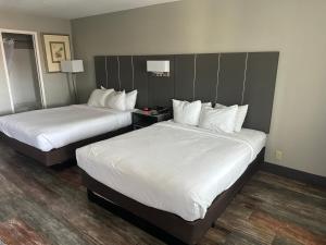 two beds in a hotel room with two beds sidx sidx sidx at Anderson Inn in Anderson