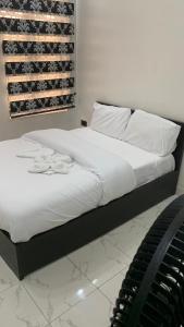 IseriにあるLamorange luxurious apartmentsの寝室にある白いシーツと枕が置かれたベッド