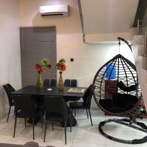 IseriにあるLamorange luxurious apartmentsの黒いテーブルと大きな球体のあるダイニングルーム