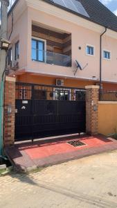 IseriにあるLamorange luxurious apartmentsの家の前の黒門