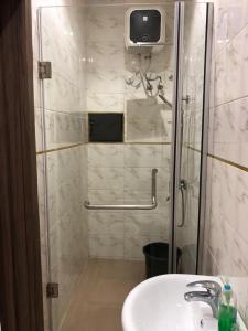 IseriにあるLamorange luxurious apartmentsの洗面台とシャワー付きのバスルーム