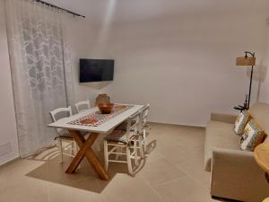 a white table and chairs in a living room at Villa La Rosa in Chiaramonte Gulfi