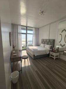 a bedroom with a bed and a desk and a bed sidx sidx sidx at برج داماك جده شقه مطله على البحر damac jeddah in Jeddah +17 photos