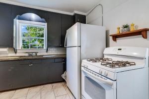 Il comprend une cuisine équipée d'une cuisinière et d'un réfrigérateur blancs. dans l'établissement Charming Lafayette Apartment - 3 Bedrooms Free Parking, à Lafayette 7 autres photos