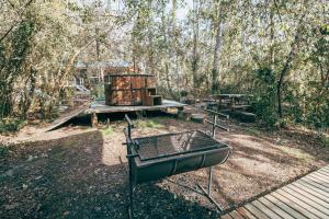 a picnic area with a table and a wooden deck at Aldea Molco Arrayan in Villarrica