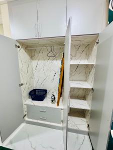 Photo de la galerie de l'établissement Modern 1 Bedroom Ground Floor Apartment with Serene Mountain Views, close to Aburi Walking Trail, à Oyarifa