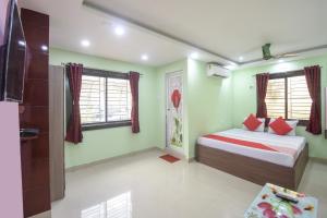 Ένα ή περισσότερα κρεβάτια σε δωμάτιο στο Hotel O Galaxy +21 φωτογραφίες