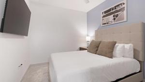 une chambre avec un grand lit blanc dans une pièce dans l'établissement Historic Springfield Apartments by Landing, à Jacksonville 30 autres photos